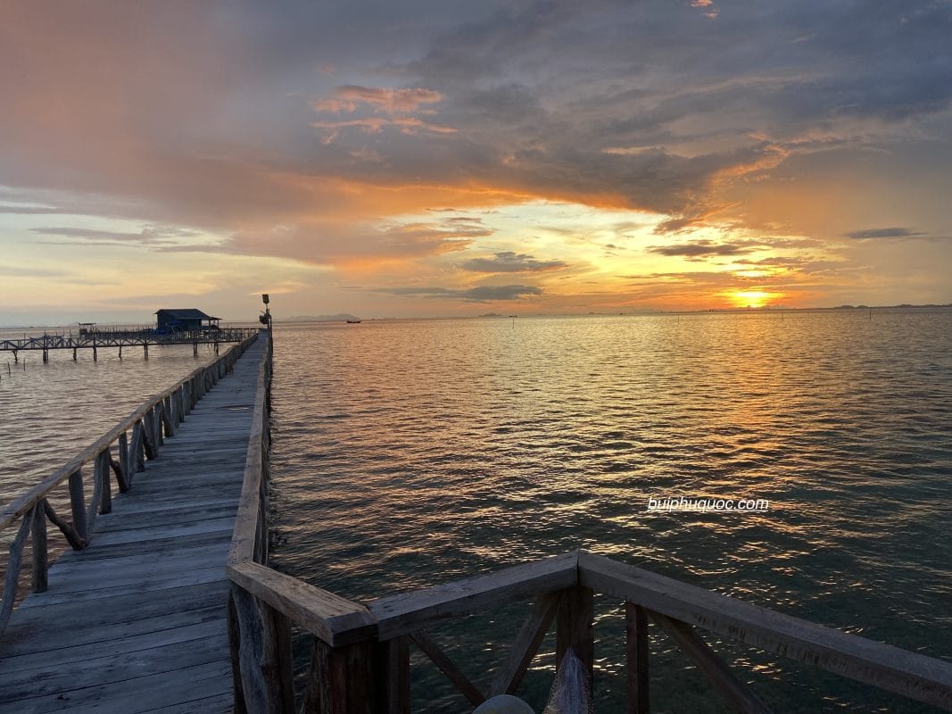 bình minh ở làng chài hàm ninh